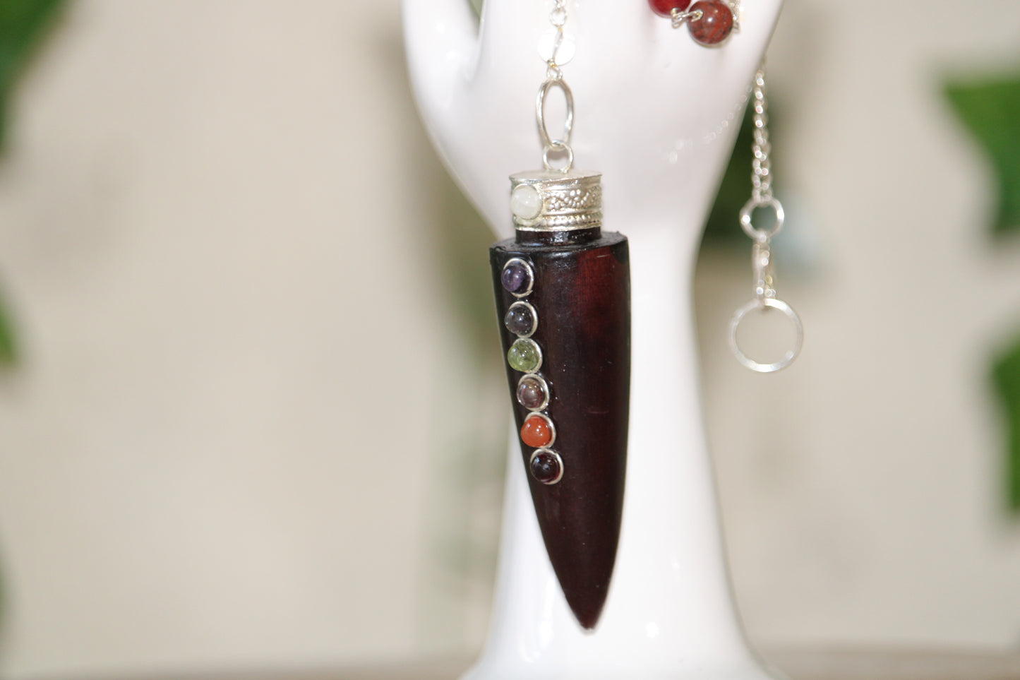 Pendule en bois avec 7 pierres naturelles