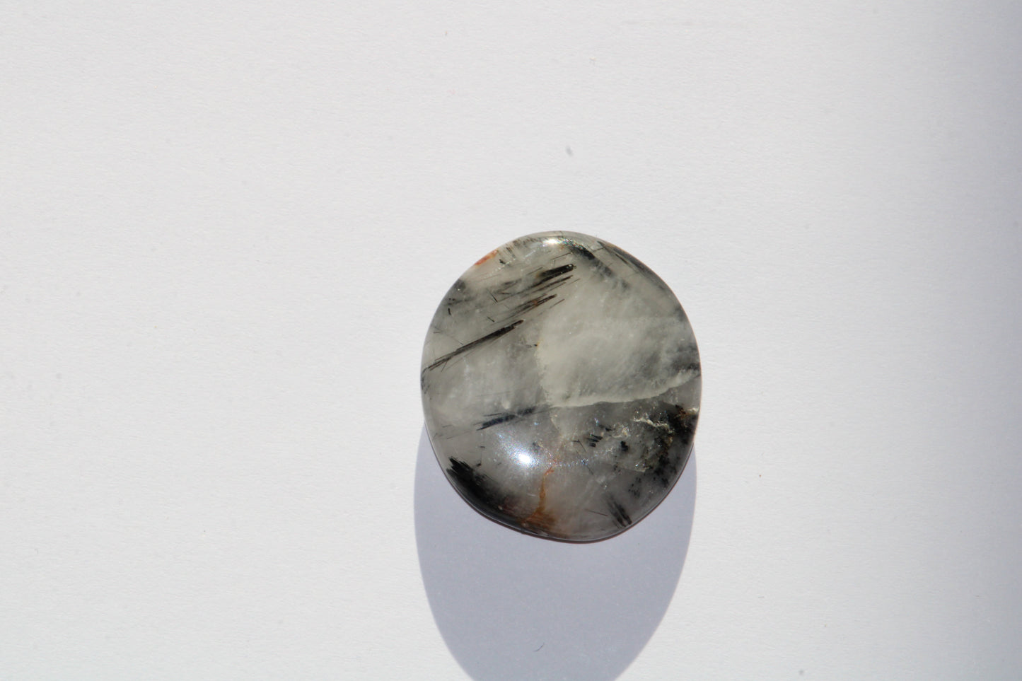 Galet en Cristal de Roche avec Inclusions de Tourmaline Noire
