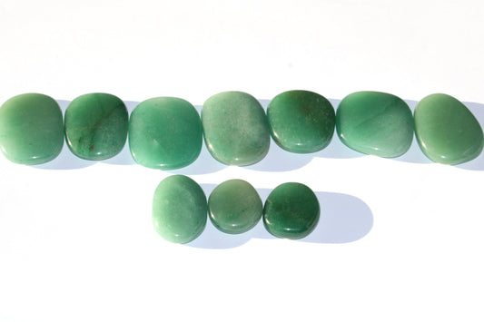 Galet aventurine verte - galet en pierre naturelle d'aventurine verte - galet en pierre naturelle - pierre naturelle - lithothérapie - lithotherapie - signature minérale - signature minerale - pierre semi précieuse - pierre de lithothérapie 
