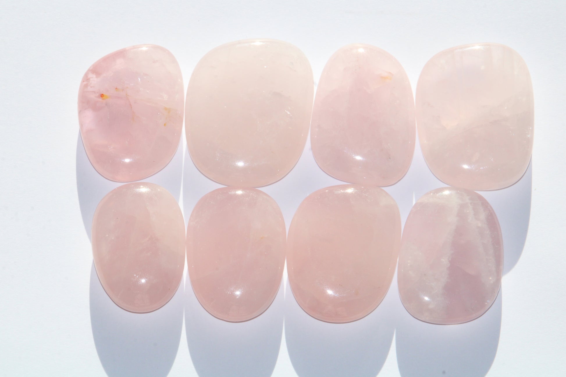 Galet en quartz rose ; pierre naturelle qartz rose ; quartz rose en galet ; pierre en quartz rose ; lithothérapie ; lithotherapie ; pierre de lithothérapie 
 ; pierre naturelle ; signature minérale ; signature minerale 