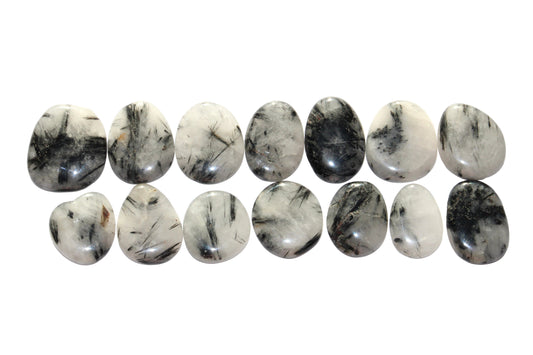 Quartz avec inclusions de tourmaline noire ; cristal de roche avec inclusions de tourmaline noire ; pierres naturelles ; lithothérapie ; signature minérale 
