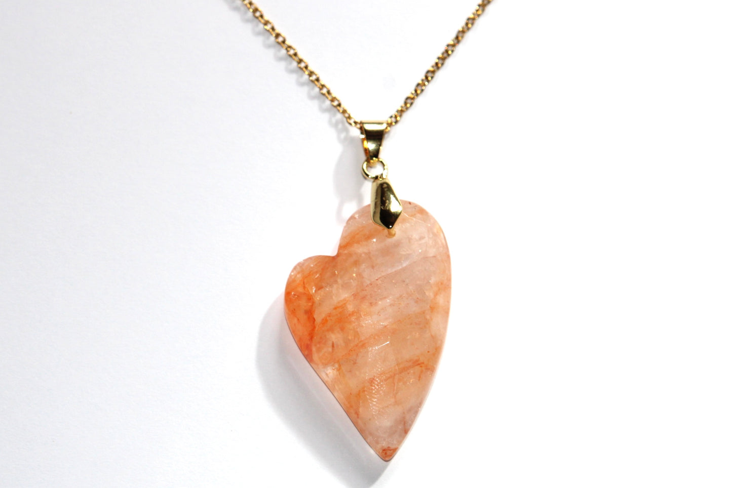 Collier en pierre naturelle de cristal de roche et d'hématite; collier en pierre naturelle de quartz hematoide et acier inoxydable; collier en pierre naturelle et en acier inoxydable; collier en pierre; lithotherapie ; lithothérapie ; bijoux en quartz hématoide ; signature minérale ; signature minerale 