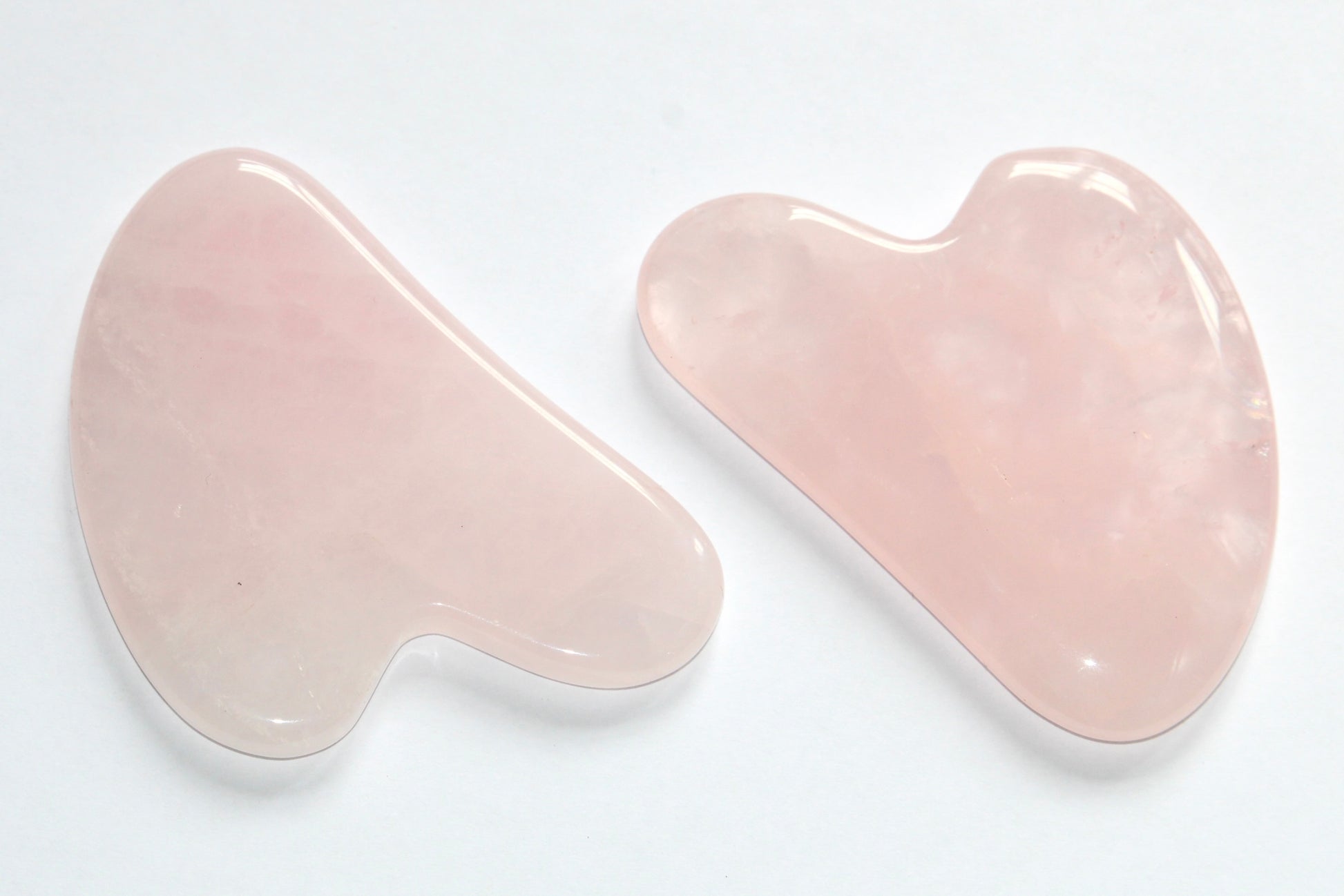 gua sha en quartz rose, gua sha en pierre naturelle ; quartz rose en gua sha ; quartz rose sous forme de gua sha; signature minérale ; signature minerale ; lithotherapie 